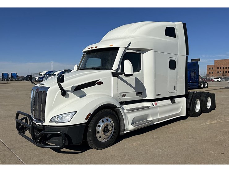 2023-peterbilt-579-image-2