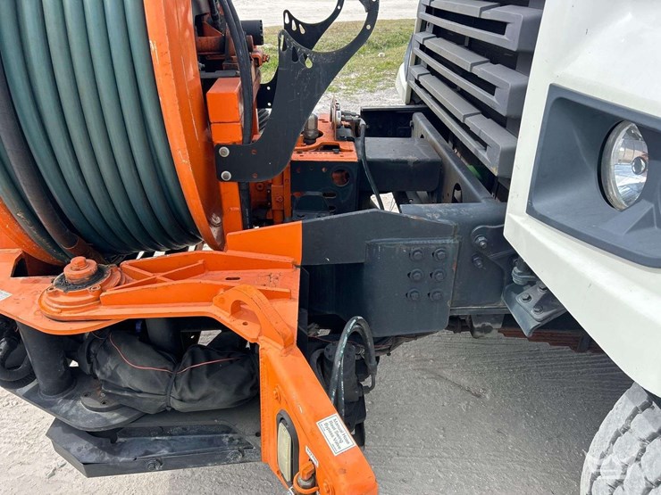 2020-freightliner-114sd-image-30