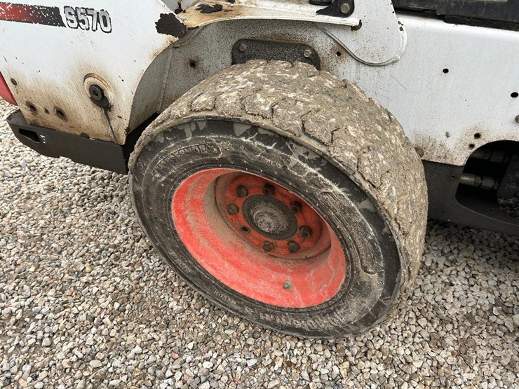 2015-bobcat-s570-image-13