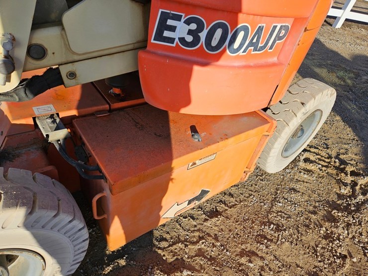 2005-jlg-e300ajp-image-20