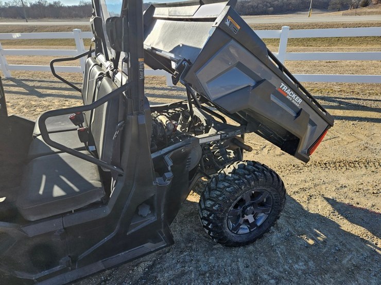 2019-john-deere-gator-image-11
