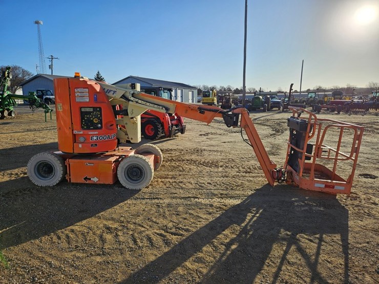 2005-jlg-e300ajp-image-6