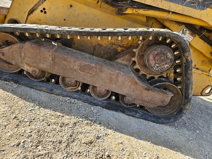 2007-deere-ct322-image-12