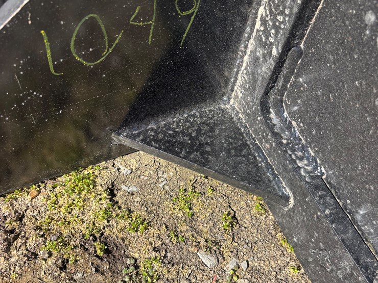 #1049-•-rock-digger-skeleton-stump-bucket-image-1