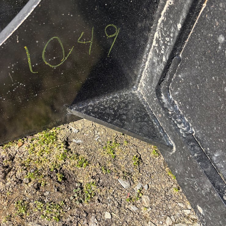 #1049 • Rock Digger Skeleton Stump Bucket