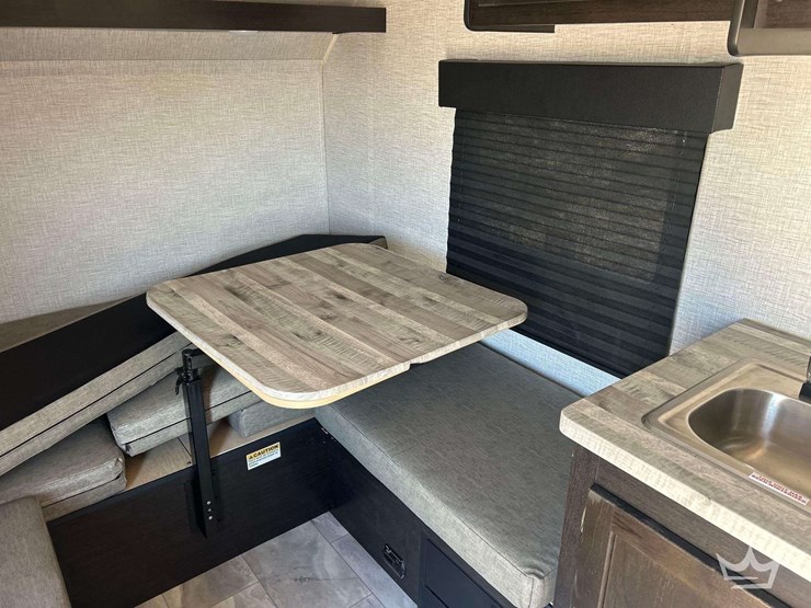 2022-braxton-creek-freesolo-kitch-18-ft-travel-trailer-image-10