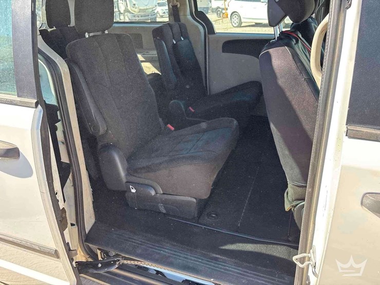 2012-dodge-grand-caravan-image-25