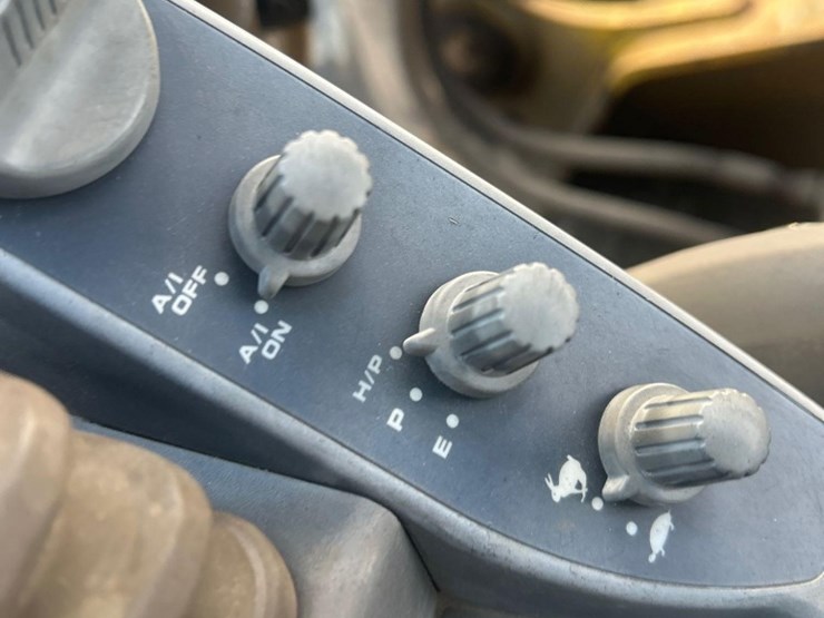 deere-240d-lc-image-10