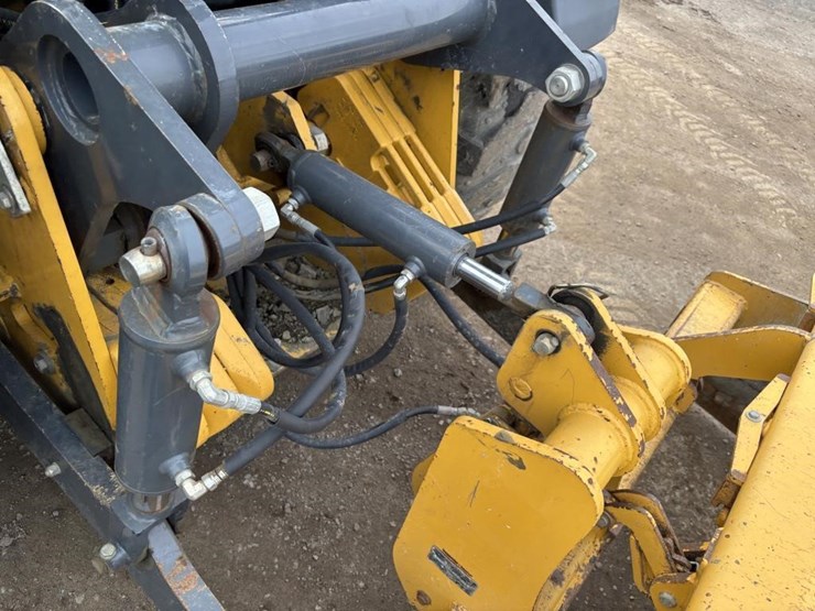 2017-deere-210l-image-9