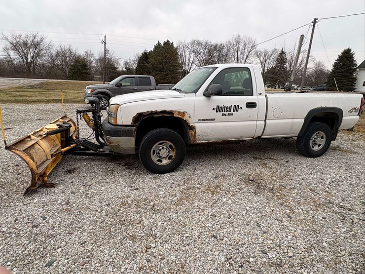 2004-chevrolet-silverado-pickup-with-plow-and-liftgate-image-5