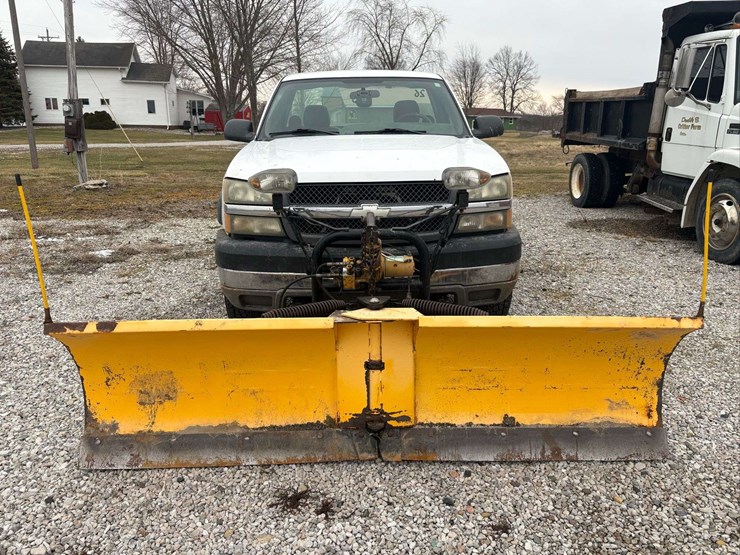 2004-chevrolet-silverado-pickup-with-plow-and-liftgate-image-3