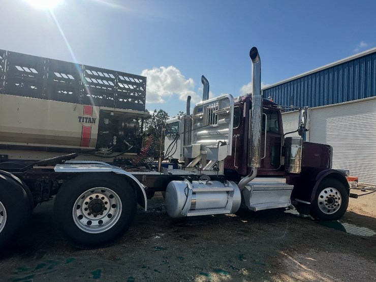 2019-peterbilt-389-image-2
