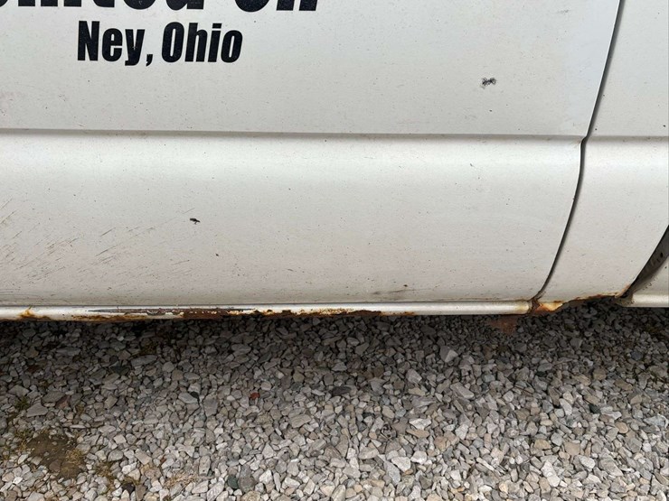 2004-chevrolet-silverado-pickup-with-plow-and-liftgate-image-12