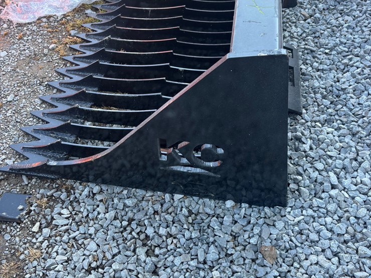 #1055-•-72-in.-qt-fine-skeleton-bucket-high-side-image-2