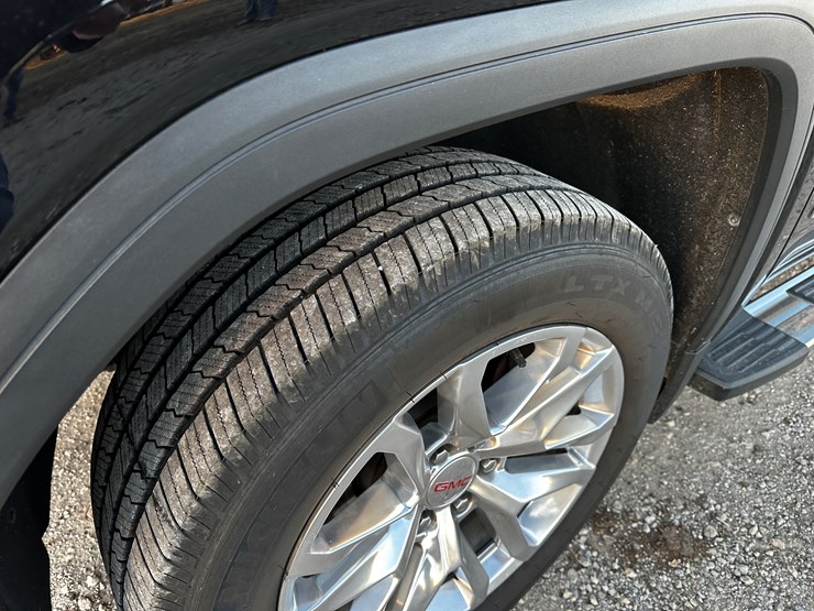 #209077-•-2020-gmc-sierra-slt-truck-image-3