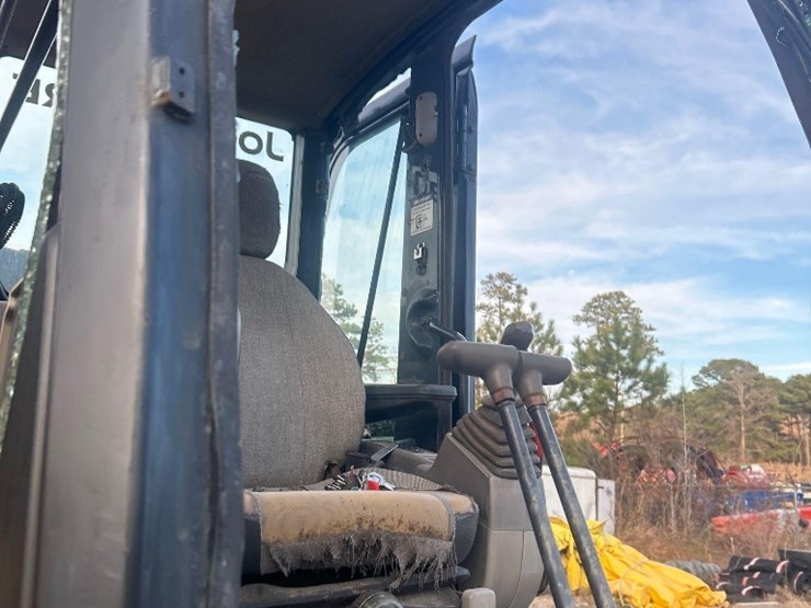 deere-240d-lc-image-36