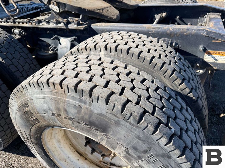 2014-freightliner-cascadia-125-image-21