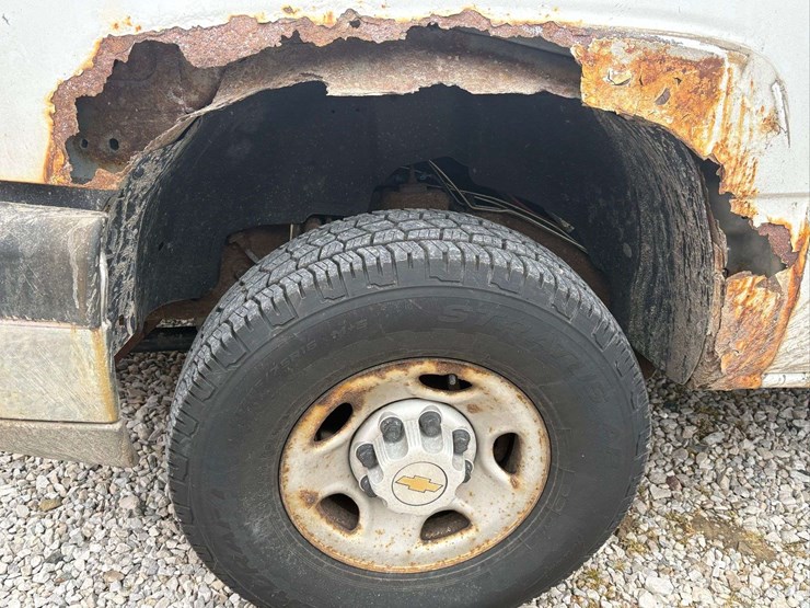 2004-chevrolet-silverado-pickup-with-plow-and-liftgate-image-11