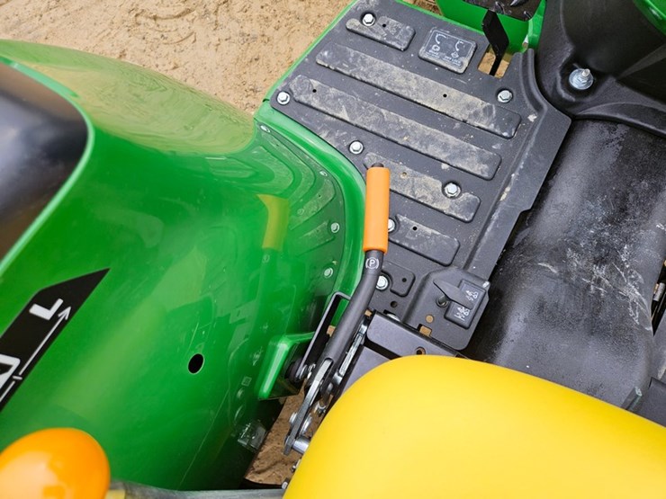 2025-john-deere-3032e-image-23