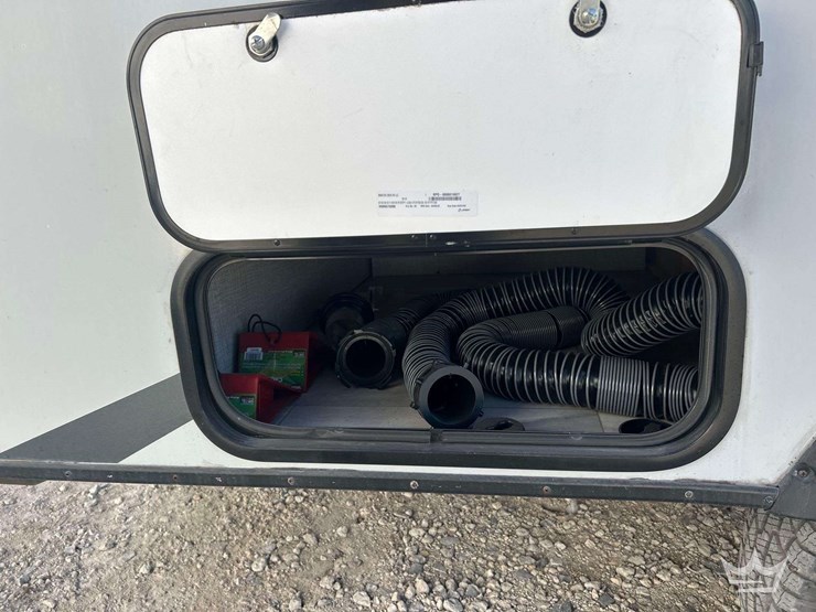 2022-braxton-creek-freesolo-kitch-18-ft-travel-trailer-image-15