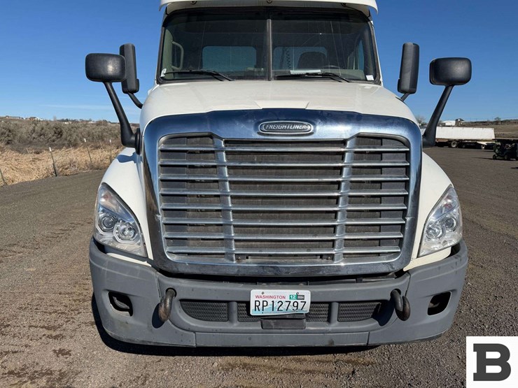 2014-freightliner-cascadia-125-image-8