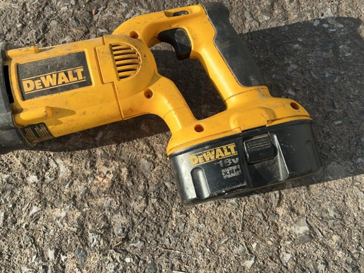 #104-•-dewalt-chainsaw-and-reciprocating-saw-image-19