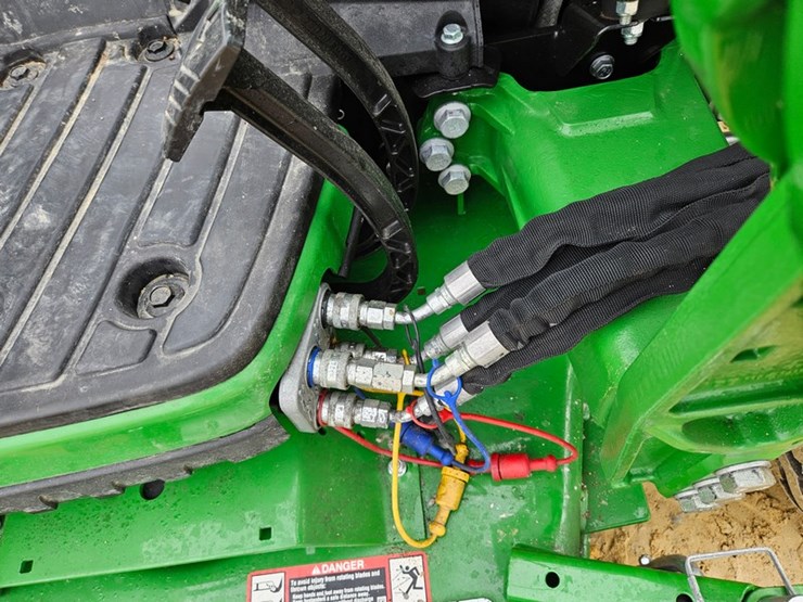 2024-john-deere-1025r-image-40