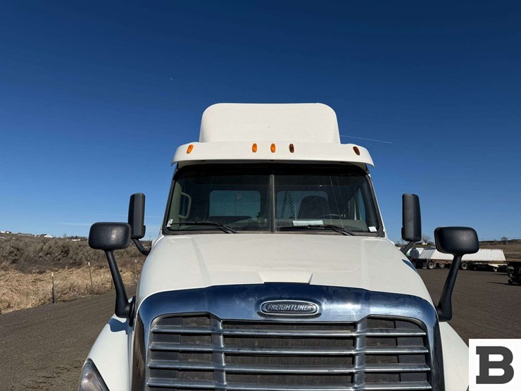 2014-freightliner-cascadia-125-image-9