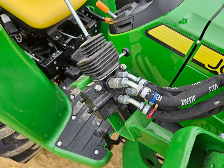 2025-john-deere-3032e-image-32