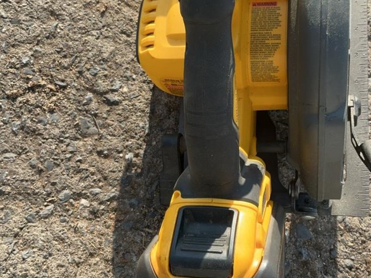 #103-•-dewalt-dcs578-cordless-circle-saw-image-4