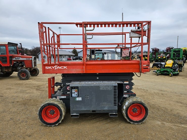 2017-skyjack-sj6832rt-image-6
