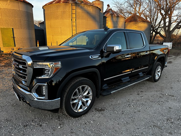 #209077-•-2020-gmc-sierra-slt-truck-image-2