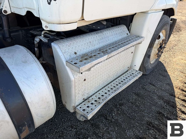 2014-freightliner-cascadia-125-image-36