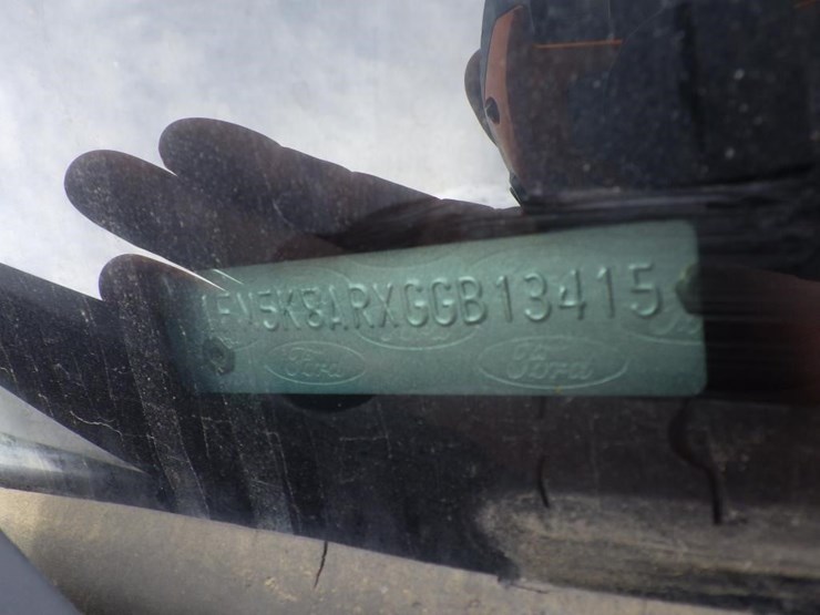 2016-ford-explorer-image-15