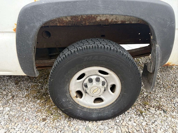 2004-chevrolet-silverado-pickup-with-plow-and-liftgate-image-13