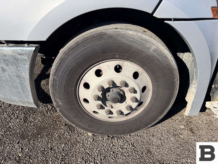 2019-freightliner-cascadia-126-image-12