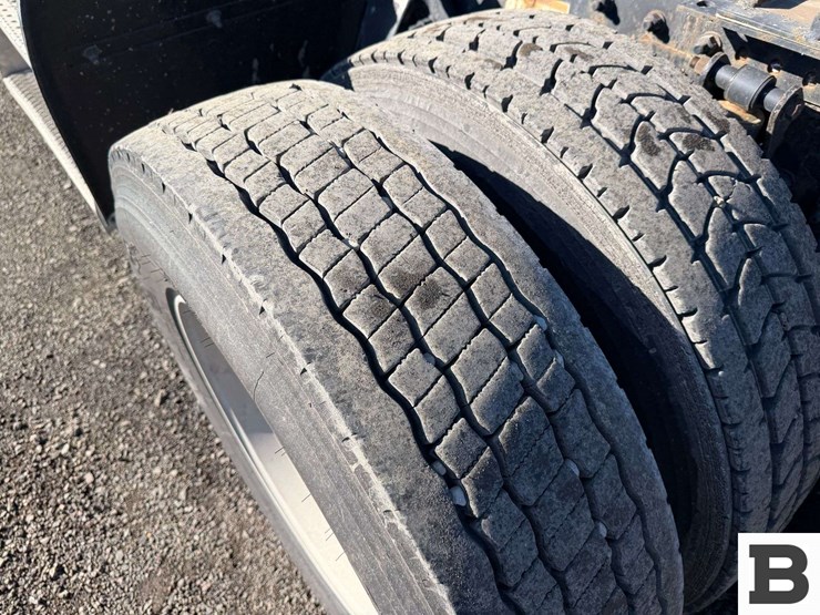 2019-freightliner-cascadia-126-image-22