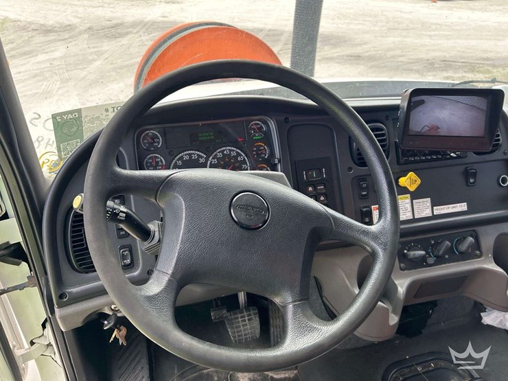 2020-freightliner-114sd-image-12