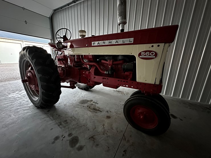 #209082-•-1963-farmall-560-tractor-image-1