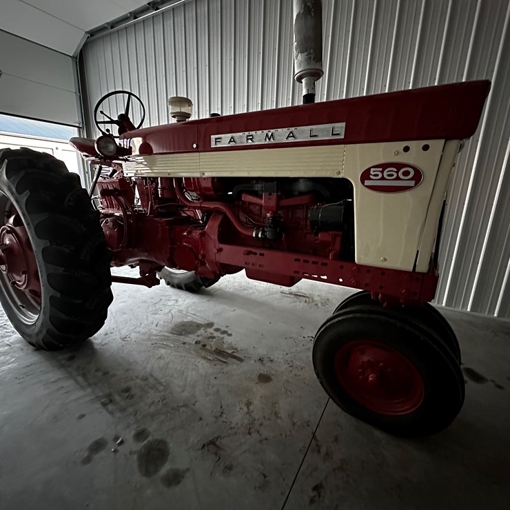 #209082 • 1963 Farmall 560 Tractor