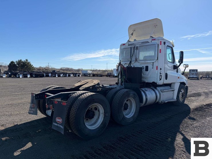 2014-freightliner-cascadia-125-image-5