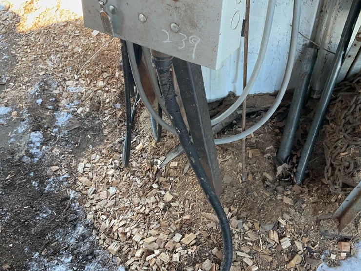 #239-•-iveco-diesel-engine-and-hyd-pump-image-19