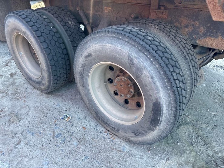 2005-kenworth-t300-image-10