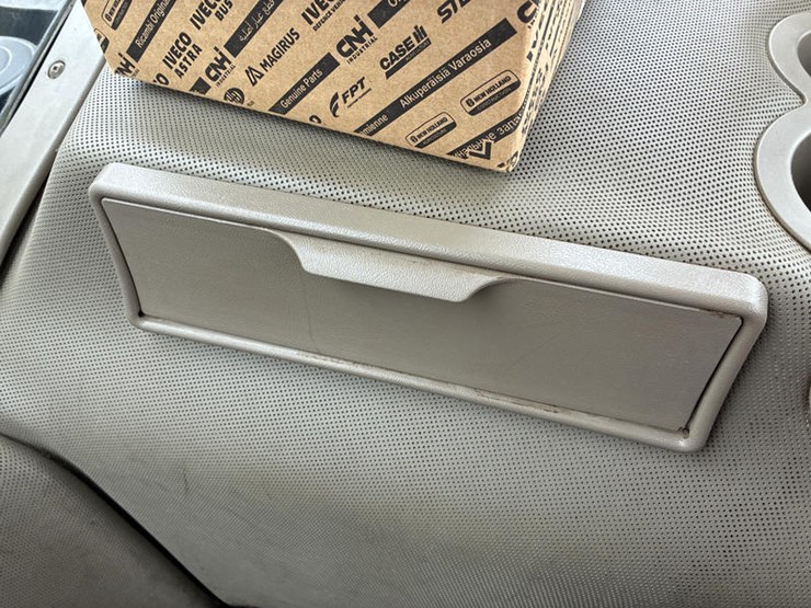 2015-case-ih-patriot-3340-image-75