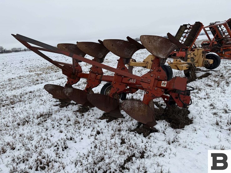 international-4-bottom-plow-image-4