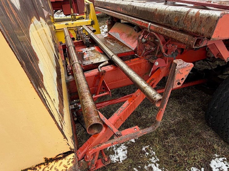 new-holland-1085-image-43