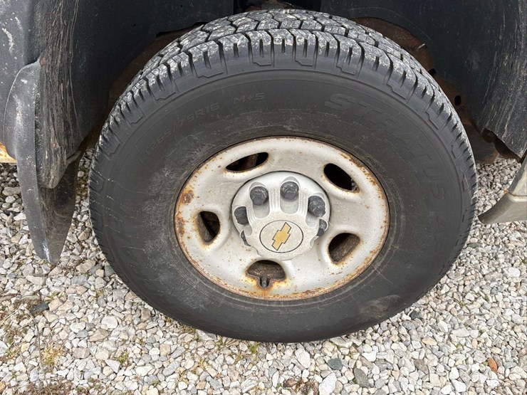 2004-chevrolet-silverado-pickup-with-plow-and-liftgate-image-9