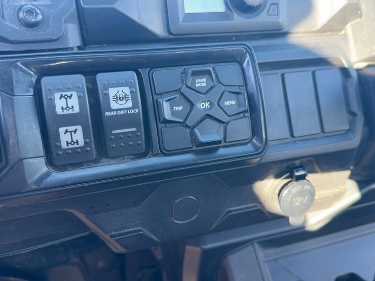 2023-can-am-hd-10-defender-limited-utv-image-8