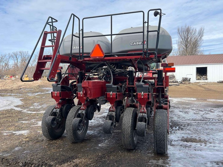 2014-case-ih-1255-image-14