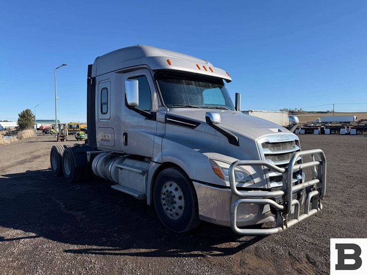 2019-freightliner-cascadia-126-image-8